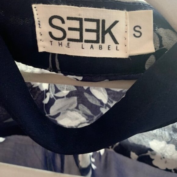 Sheer Blue and White Floral LF Top - Picture 3 of 9